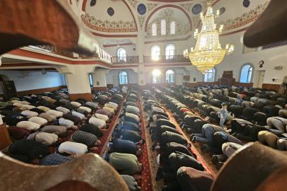 Bursa'da vatandaşlar Kurban Bayramı namazı için camilere akın etti