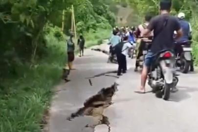 Endonezya'daki depremde 3 kişi öldü
