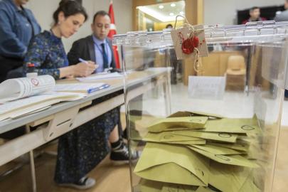 Güney Kore'de oy pusulası yetersizliğini soruşturan polis, seçim komisyonuna baskın düzenledi