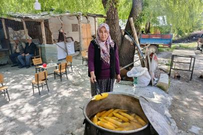 Haşlanmış mısır satarak ailesine ve öğrencisine destek oluyor