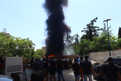 İsrail, Lübnan'ın güneyine dönmeye başlayan aileleri tehdit edip bazı evleri yaktı