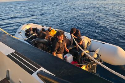 İzmir açıklarında 21 düzensiz göçmen yakalandı