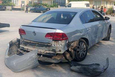 Otomobiller çarpıştı; 1'i çocuk 3 yaralı