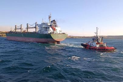 Çanakkale Boğazı'nda karaya oturan gemi nedeniyle gemi trafiği askıya alındı