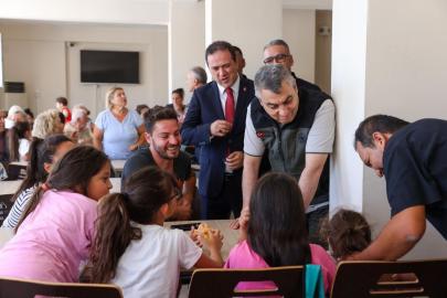 Mersin Valisi Toros yangın nedeniyle tahliye edilen vatandaşları ziyaret etti