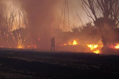Muğla'daki orman yangını nedeniyle Fethiye-Antalya kara yolu trafiğe kapatıldı