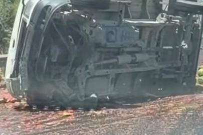 İzmir Çevre Yolu'nda karpuz yüklü kamyon devrildi